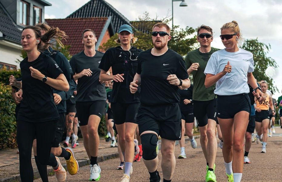 gruppe løbere løber socialrun