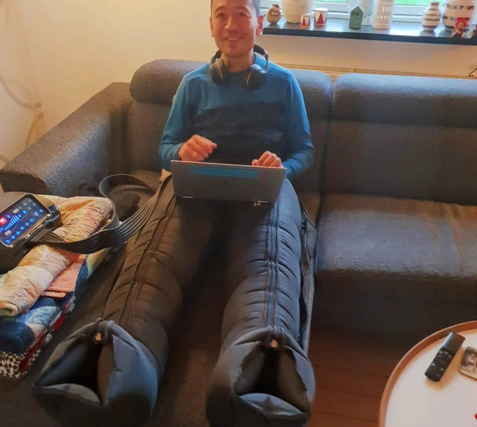 mikio har benene oppe i sofaen for at hvile efter en løbetur