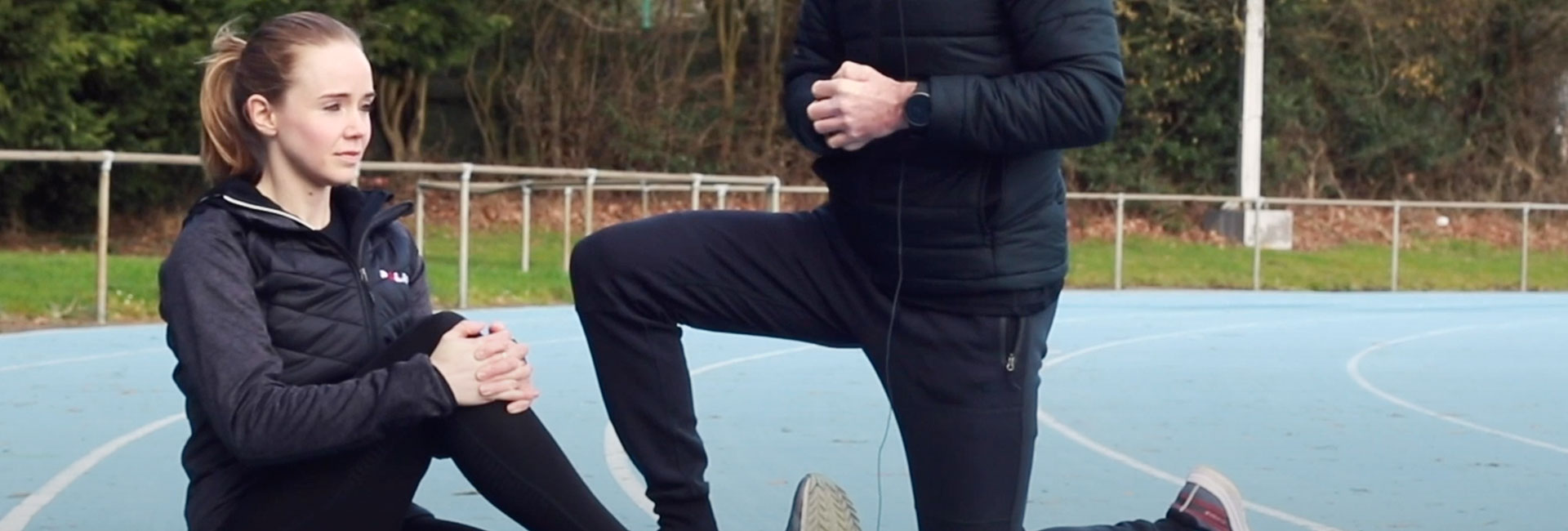 to personer på blå atletikbane