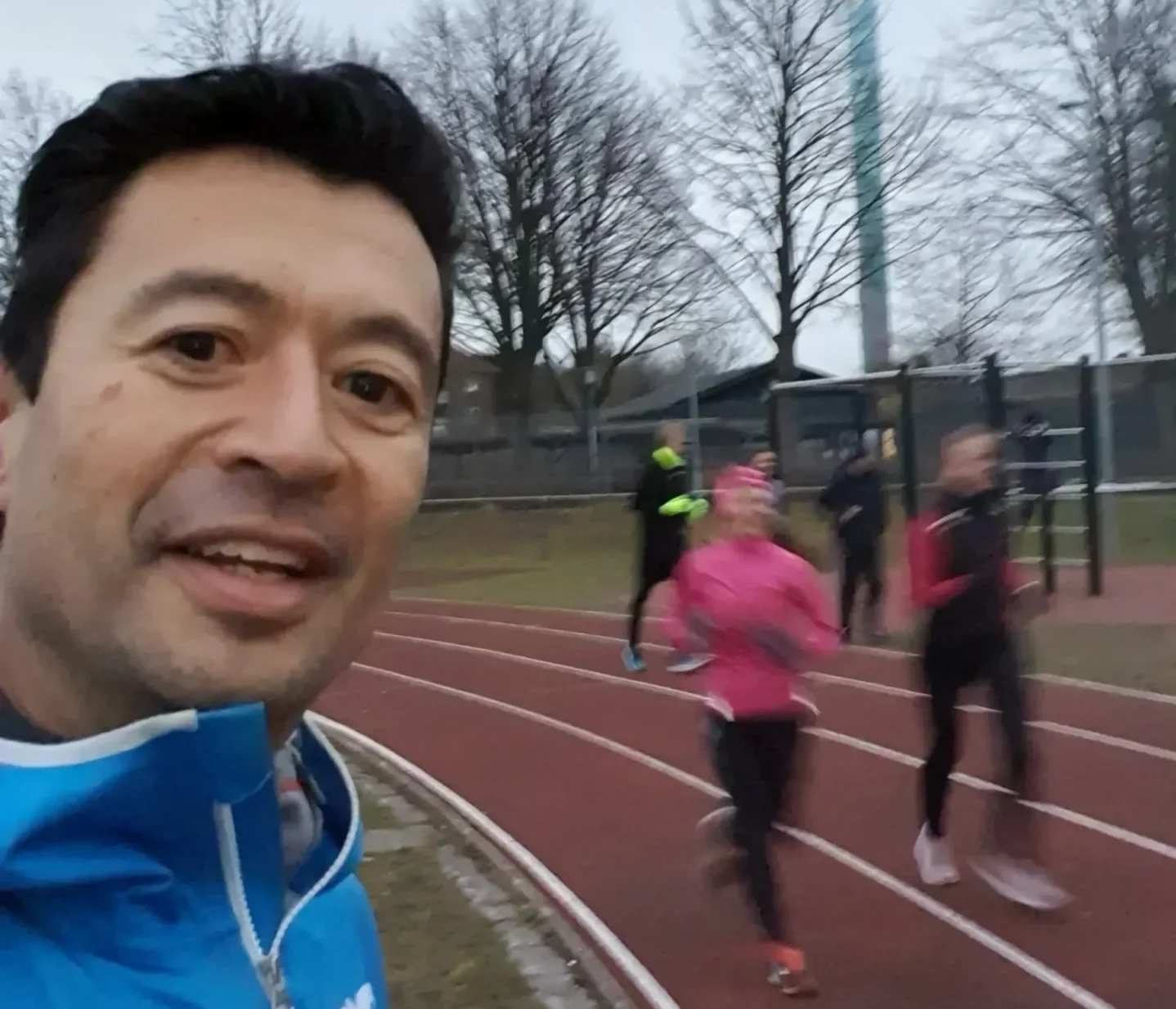 Mikio guider atleter i en 2400m test som løbetræner