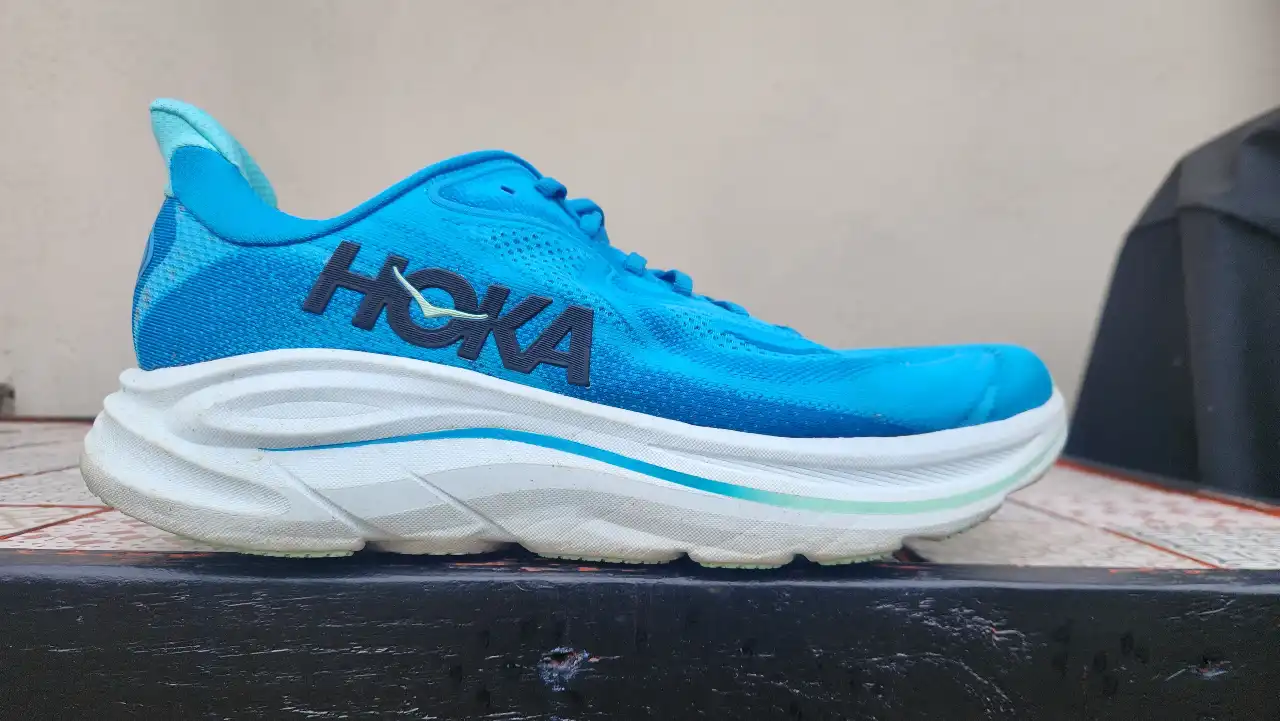 HOKA Clifton 9 løbesko i blå til zone 2 træning og skadesforebyggelse