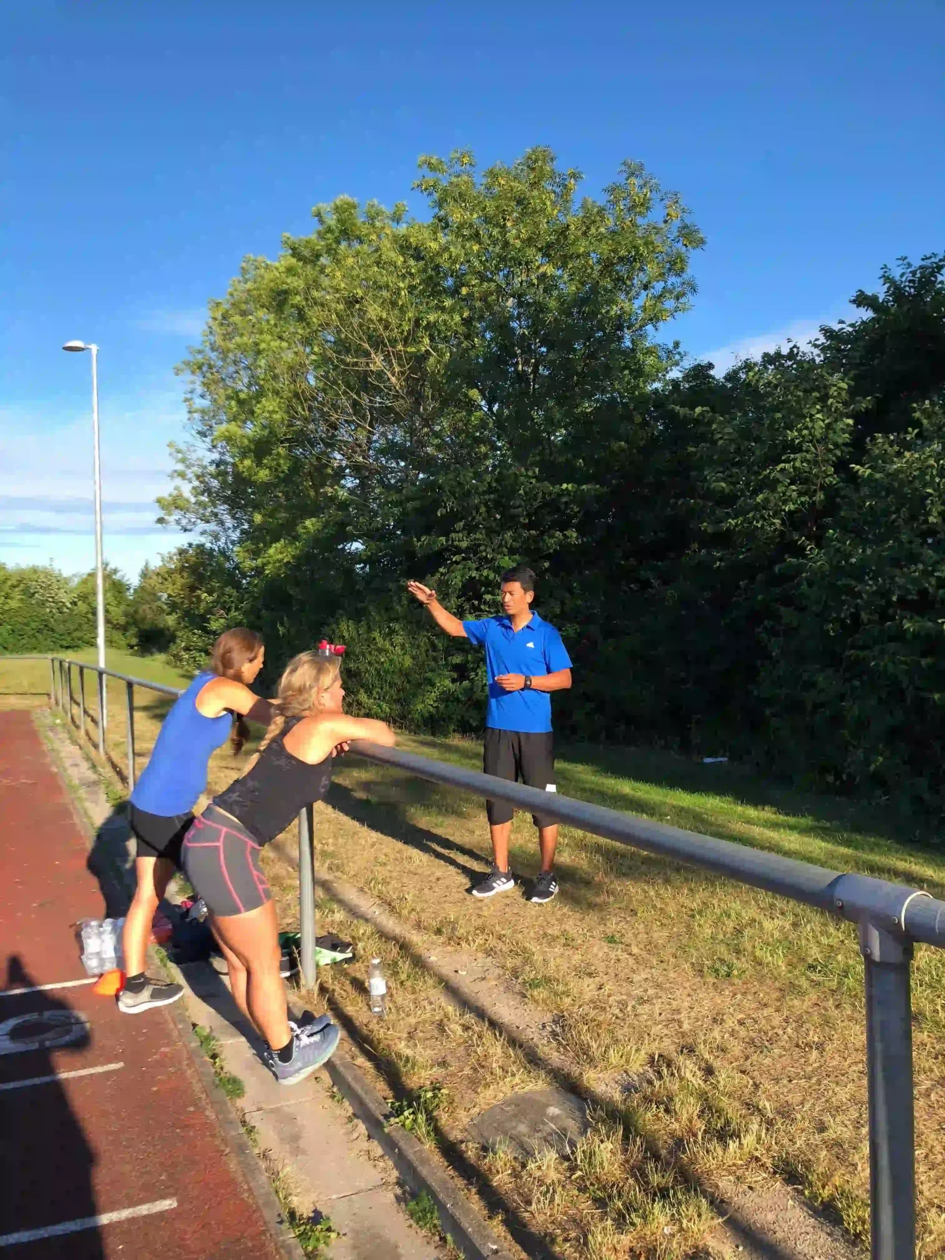 Løbetræner Mikio giver instruktion til atleter inden 2400m løbetest